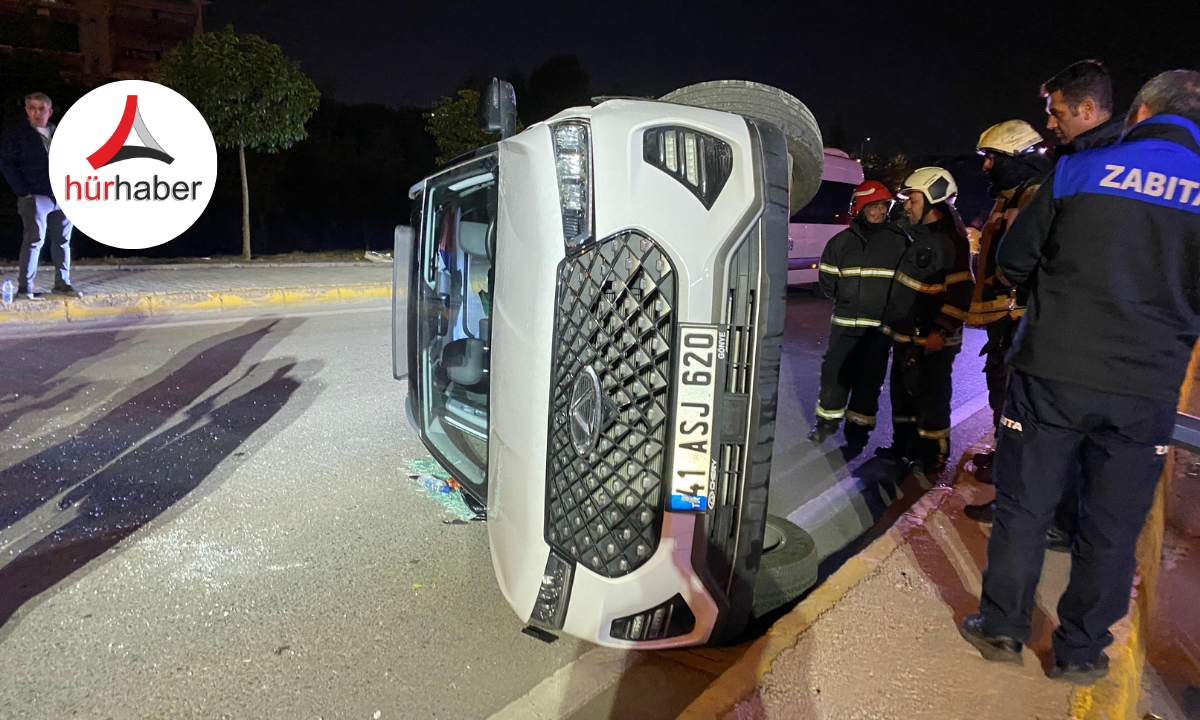 Alkollü sürücünün kullandığı cip elektrik direğine çarpıp yan yattı: 2 yaralı