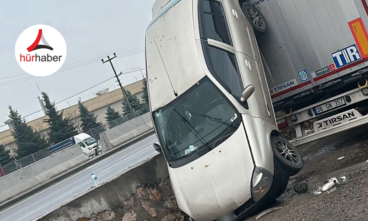 Bariyerleri aşan otomobil, tırın dorsesine asılı kaldı!