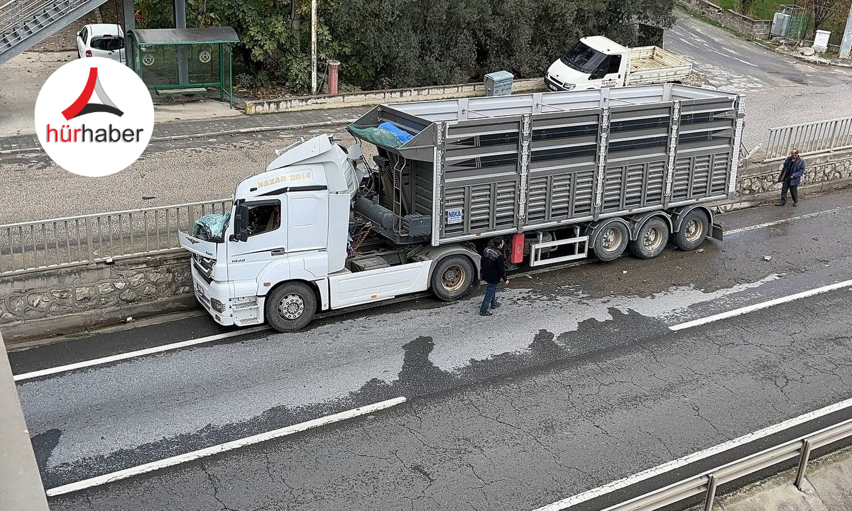 Böyle bir kaza görülmedi Kamyonun sıkıştırıp yoldan çıkarttığı tır, beton bariyerlere çarptı! 