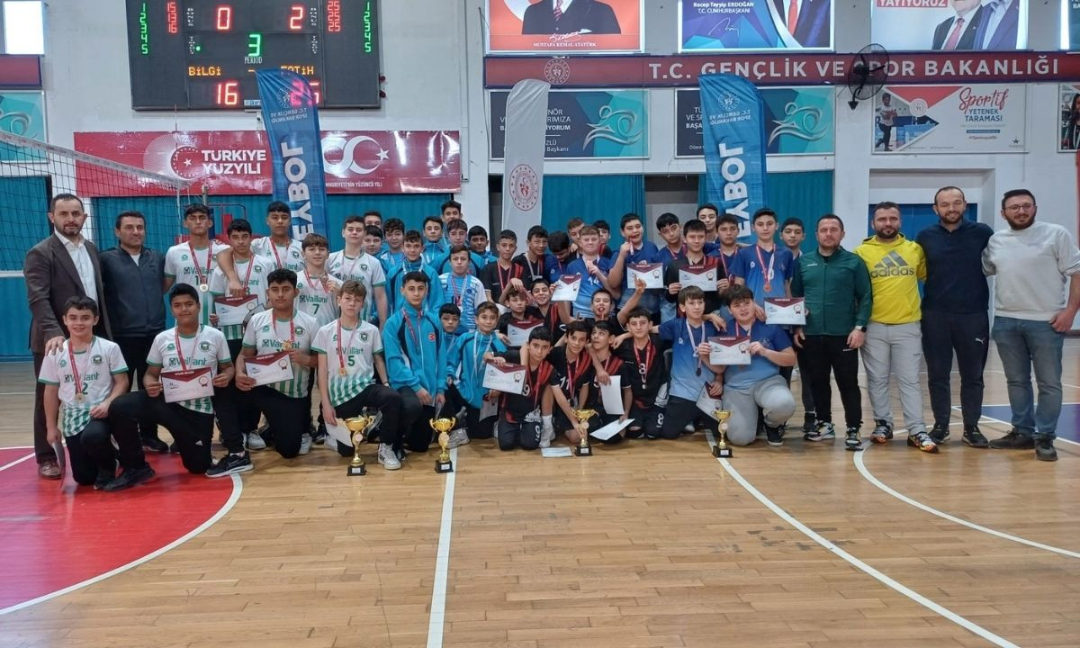 Düzce Fatih Ortaokulu voleybolda şampiyon oldu!